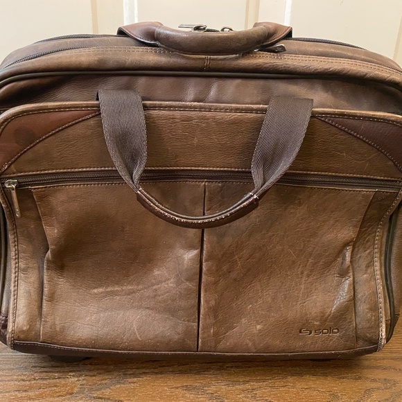 Solo Classic Rolling Leather 15.6 Inch Laptop Case D529 In Perfect condition